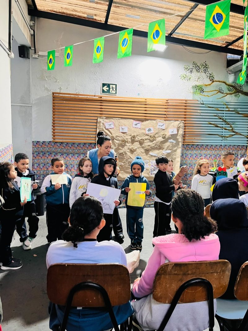 Crianças da Educação Infantil em apresentação na escola