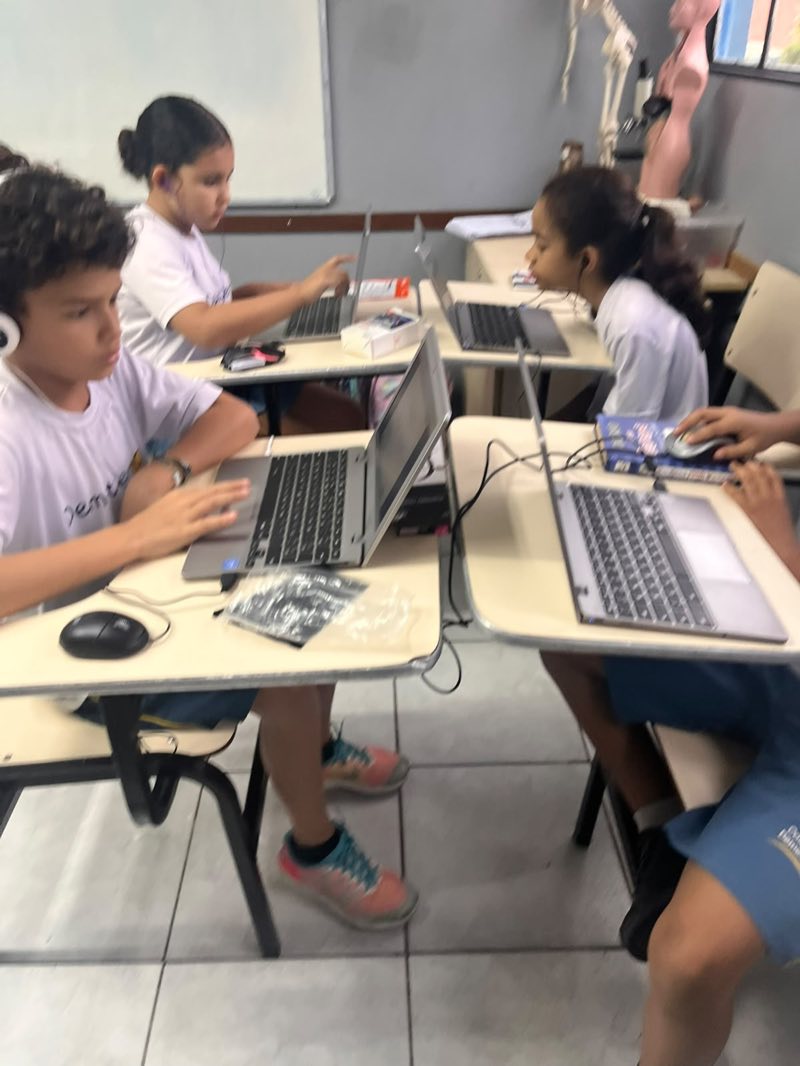 Estudantes do Fundamental I em atividade na escola